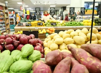 Clientes fazem compras em supermercado movimentado em Santa Catarina, refletindo o crescimento de 7,2% nas vendas no estado no primeiro semestre de 2025