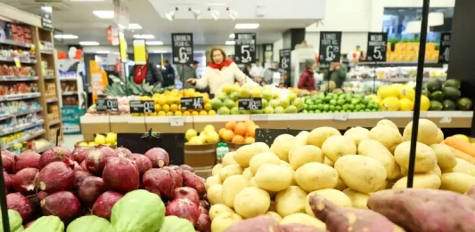 Clientes fazem compras em supermercado movimentado em Santa Catarina, refletindo o crescimento de 7,2% nas vendas no estado no primeiro semestre de 2025