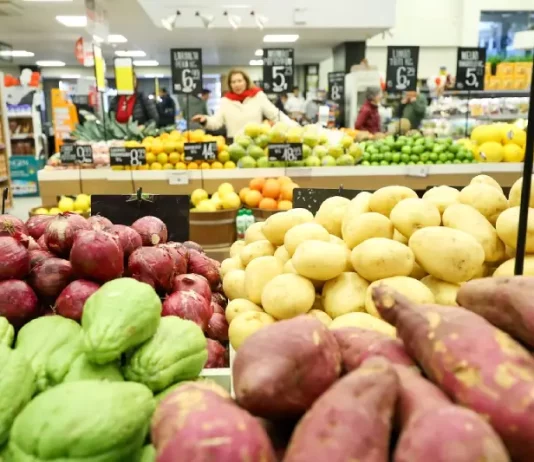 Clientes fazem compras em supermercado movimentado em Santa Catarina, refletindo o crescimento de 7,2% nas vendas no estado no primeiro semestre de 2025