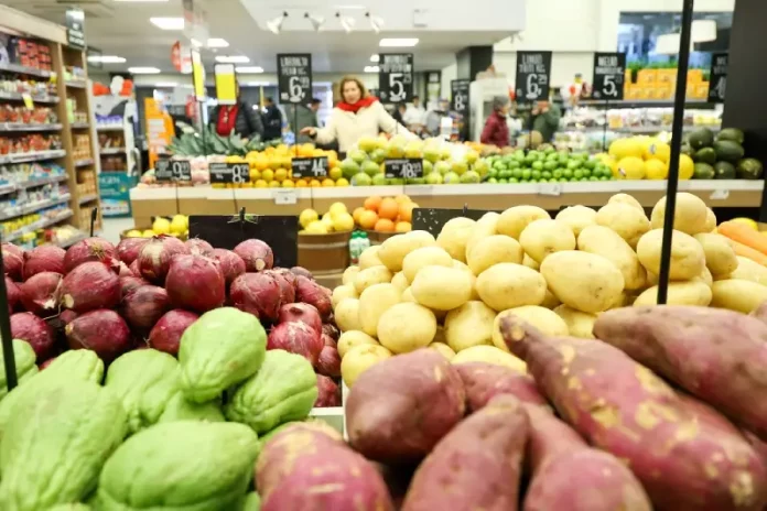 Clientes fazem compras em supermercado movimentado em Santa Catarina, refletindo o crescimento de 7,2% nas vendas no estado no primeiro semestre de 2025