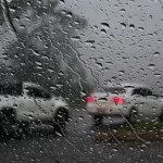 Frente fria traz risco de temporais em Santa Catarina no fim de semana Chuva intensa bate no para-brisa de um carro durante a passagem da frente fria.
