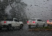 Chuva intensa bate no para-brisa de um carro durante a passagem da frente fria.