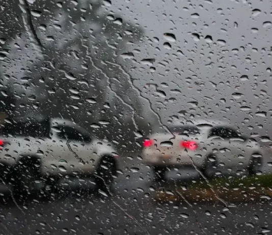 Chuva intensa bate no para-brisa de um carro durante a passagem da frente fria.