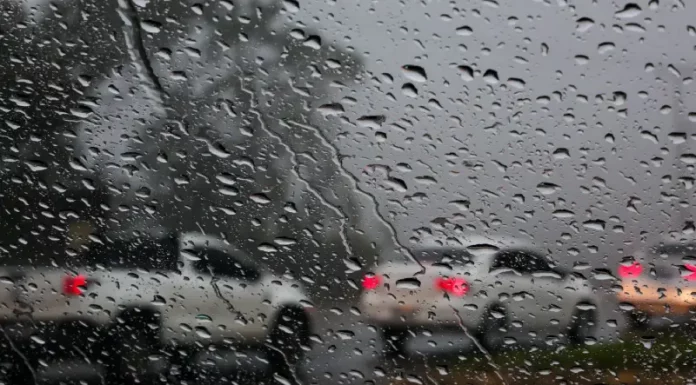 Chuva intensa bate no para-brisa de um carro durante a passagem da frente fria.