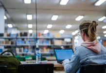 Estudante do Universidade Gratuita usando notebook em sala de aula
