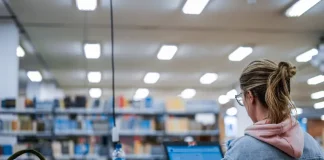 Estudante do Universidade Gratuita usando notebook em sala de aula