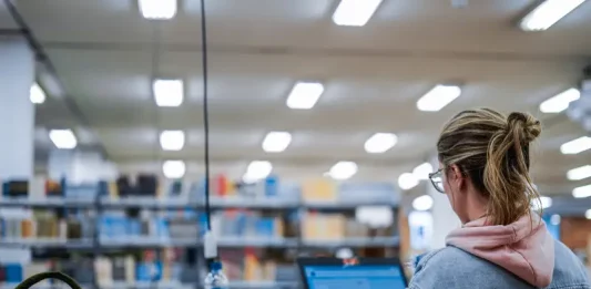 Estudante do Universidade Gratuita usando notebook em sala de aula