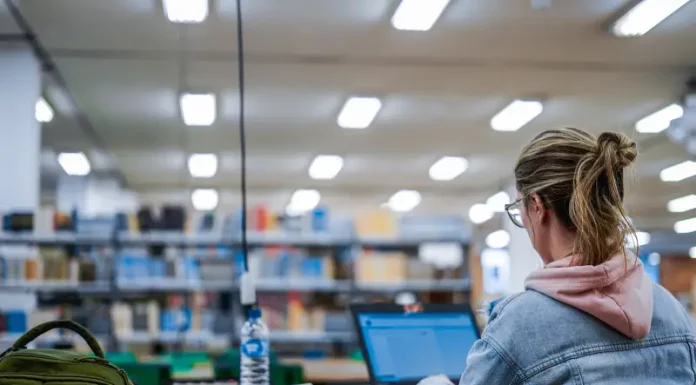 Estudante do Universidade Gratuita usando notebook em sala de aula