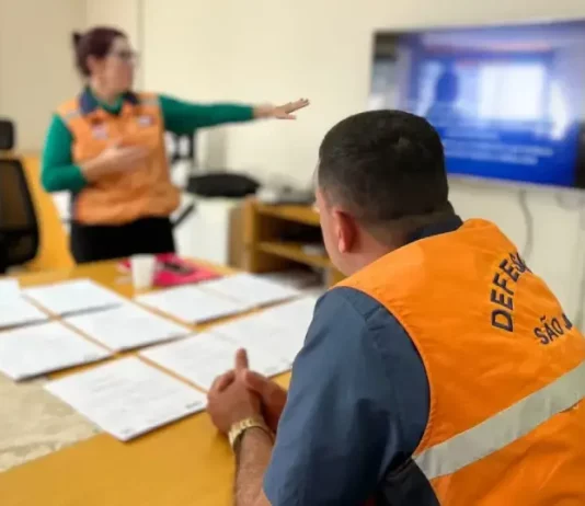 Agentes da Defesa Civil de São José analisam documentos sobre áreas de risco que receberão obras do Novo PAC.