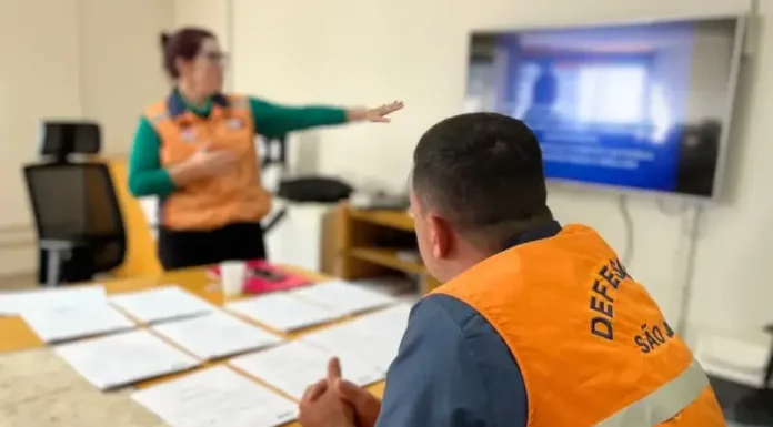 Agentes da Defesa Civil de São José analisam documentos sobre áreas de risco que receberão obras do Novo PAC.