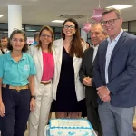 CEPON completa 51 anos com expansão, tecnologia e novos serviços Equipe do CEPON reunida em frente ao bolo comemorativo, simbolizando a celebração dos 51 anos da instituição.