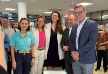 CEPON completa 51 anos com expansão, tecnologia e novos serviços Equipe do CEPON reunida em frente ao bolo comemorativo, simbolizando a celebração dos 51 anos da instituição.