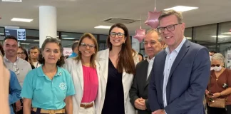 Equipe do CEPON reunida em frente ao bolo comemorativo, simbolizando a celebração dos 51 anos da instituição.