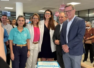 Equipe do CEPON reunida em frente ao bolo comemorativo, simbolizando a celebração dos 51 anos da instituição.