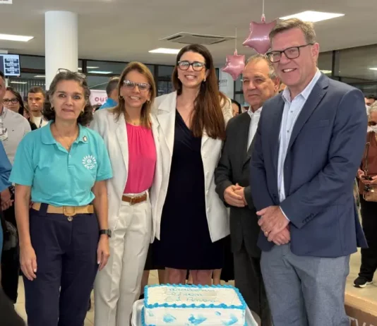 CEPON completa 51 anos com expansão, tecnologia e novos serviços Equipe do CEPON reunida em frente ao bolo comemorativo, simbolizando a celebração dos 51 anos da instituição.