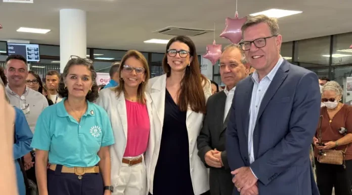 CEPON completa 51 anos com expansão, tecnologia e novos serviços Equipe do CEPON reunida em frente ao bolo comemorativo, simbolizando a celebração dos 51 anos da instituição.