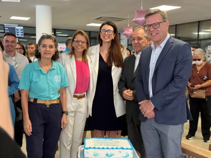 Equipe do CEPON reunida em frente ao bolo comemorativo, simbolizando a celebração dos 51 anos da instituição.