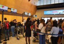 Aeroporto de Florianópolis atinge marca histórica de um milhão de passageiros internacionais em 2025 Imagem de passageiros no Aeroporto Internacional de Florianópolis, ilustrando o crescimento do número de passageiros internacionais no terminal.