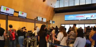 Imagem de passageiros no Aeroporto Internacional de Florianópolis, ilustrando o crescimento do número de passageiros internacionais no terminal.