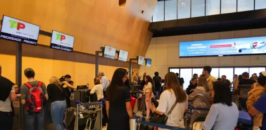 Imagem de passageiros no Aeroporto Internacional de Florianópolis, ilustrando o crescimento do número de passageiros internacionais no terminal.