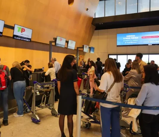 Aeroporto de Florianópolis atinge marca histórica de um milhão de passageiros internacionais em 2025 Imagem de passageiros no Aeroporto Internacional de Florianópolis, ilustrando o crescimento do número de passageiros internacionais no terminal.