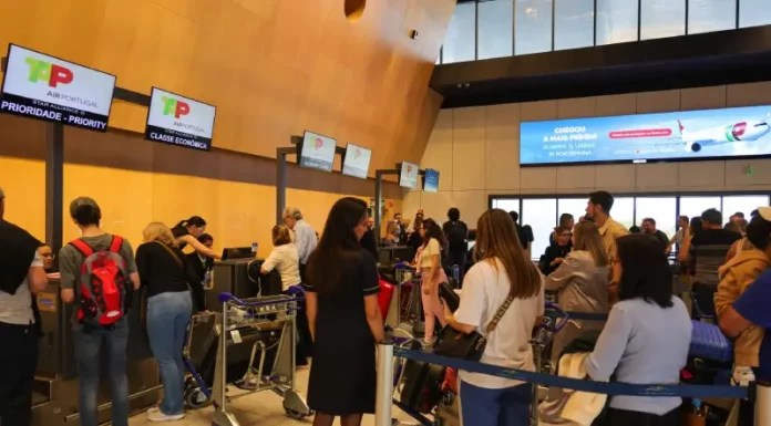 Imagem de passageiros no Aeroporto Internacional de Florianópolis, ilustrando o crescimento do número de passageiros internacionais no terminal.