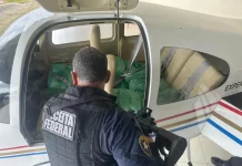 Agente da Receita Federal vistoria aeronave durante operação que apreendeu 571 iPhones em Porto Belo.