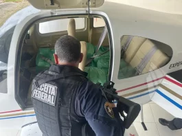 Agente da Receita Federal vistoria aeronave durante operação que apreendeu 571 iPhones em Porto Belo.