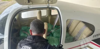 Agente da Receita Federal vistoria aeronave durante operação que apreendeu 571 iPhones em Porto Belo.