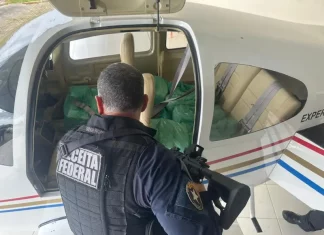 Agente da Receita Federal vistoria aeronave durante operação que apreendeu 571 iPhones em Porto Belo.