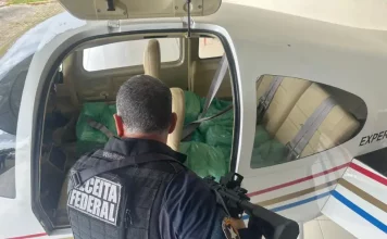Agente da Receita Federal vistoria aeronave durante operação que apreendeu 571 iPhones em Porto Belo.