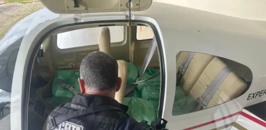 Agente da Receita Federal vistoria aeronave durante operação que apreendeu 571 iPhones em Porto Belo.