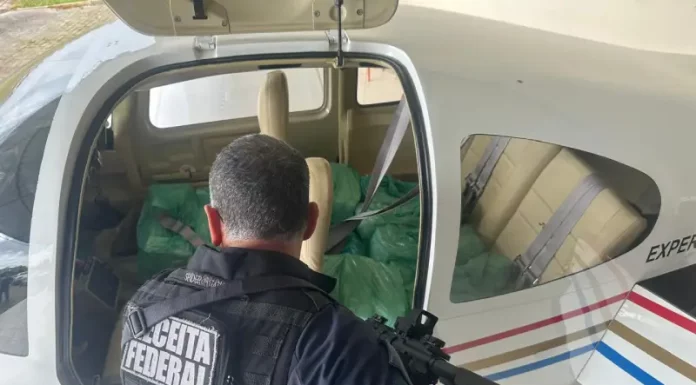 Receita Federal apreende avião com 571 iPhones avaliados em R$ 3 milhões em Porto Belo Agente da Receita Federal vistoria aeronave durante operação que apreendeu 571 iPhones em Porto Belo.