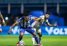 Jogador do Avaí e do Coritiba disputam a bola em campo, representando a intensidade e a rivalidade do duelo pelo Brasileirão.