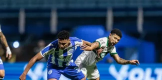 Jogador do Avaí e do Coritiba disputam a bola em campo, representando a intensidade e a rivalidade do duelo pelo Brasileirão.