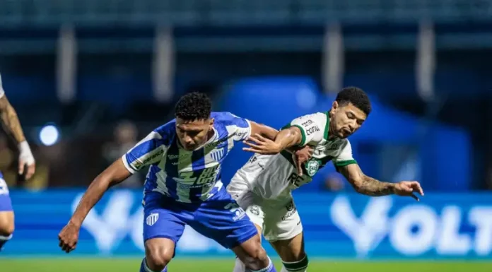 Jogador do Avaí e do Coritiba disputam a bola em campo, representando a intensidade e a rivalidade do duelo pelo Brasileirão.