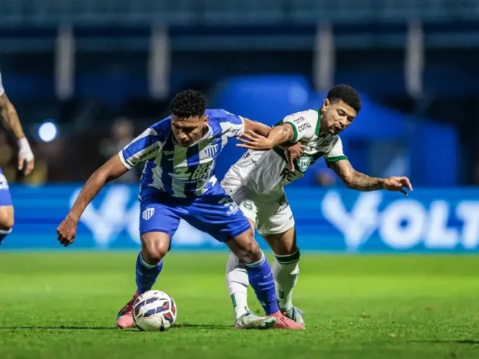 Jogador do Avaí e do Coritiba disputam a bola em campo, representando a intensidade e a rivalidade do duelo pelo Brasileirão.