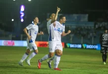 Futebol catarinense: Avaí se mantém, Chape quase classificada e Figueirense mira Copa SC Jogadores do Avaí comemoram em campo após a vitória sobre o Paysandu, destacando os principais momentos do futebol catarinense da semana.
