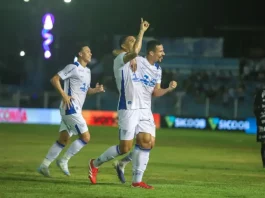 Jogadores do Avaí comemoram em campo após a vitória sobre o Paysandu, destacando os principais momentos do futebol catarinense da semana.