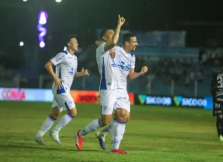 Jogadores do Avaí comemoram em campo após a vitória sobre o Paysandu, destacando os principais momentos do futebol catarinense da semana.