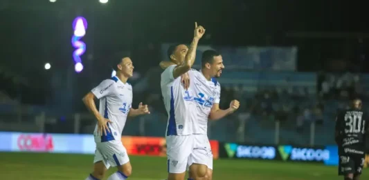 Jogadores do Avaí comemoram em campo após a vitória sobre o Paysandu, destacando os principais momentos do futebol catarinense da semana.