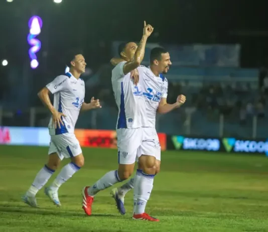 Futebol catarinense: Avaí se mantém, Chape quase classificada e Figueirense mira Copa SC Jogadores do Avaí comemoram em campo após a vitória sobre o Paysandu, destacando os principais momentos do futebol catarinense da semana.