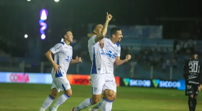 Jogadores do Avaí comemoram em campo após a vitória sobre o Paysandu, destacando os principais momentos do futebol catarinense da semana.
