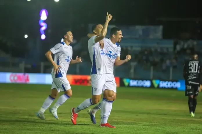 Avai vence paysandu (1) Jogadores do Avaí comemoram em campo após a vitória sobre o Paysandu, destacando os principais momentos do futebol catarinense da semana.