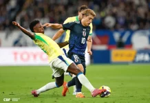 Dois jogadores da seleção do Japão marcam um atleta brasileiro durante a partida. A imagem simboliza a semana do futebol, das disputas do Catarinense aos jogos da seleção brasileira.