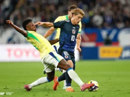 Do Catarinense à Seleção: vitórias, erros e lições do nosso futebol Dois jogadores da seleção do Japão marcam um atleta brasileiro durante a partida. A imagem simboliza a semana do futebol, das disputas do Catarinense aos jogos da seleção brasileira.