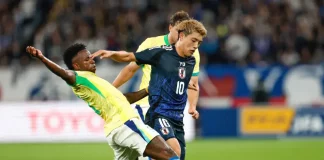 Dois jogadores da seleção do Japão marcam um atleta brasileiro durante a partida. A imagem simboliza a semana do futebol, das disputas do Catarinense aos jogos da seleção brasileira.