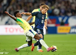 Dois jogadores da seleção do Japão marcam um atleta brasileiro durante a partida. A imagem simboliza a semana do futebol, das disputas do Catarinense aos jogos da seleção brasileira.