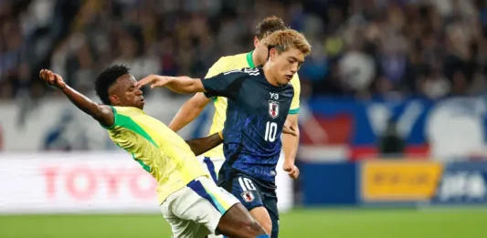 Do Catarinense à Seleção: vitórias, erros e lições do nosso futebol Dois jogadores da seleção do Japão marcam um atleta brasileiro durante a partida. A imagem simboliza a semana do futebol, das disputas do Catarinense aos jogos da seleção brasileira.