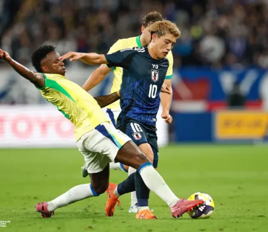 Dois jogadores da seleção do Japão marcam um atleta brasileiro durante a partida. A imagem simboliza a semana do futebol, das disputas do Catarinense aos jogos da seleção brasileira.